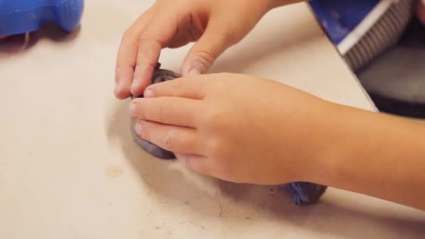 Ralenti Petites Filles Créant Petites Sculptures Pour Enfants Argile — Video