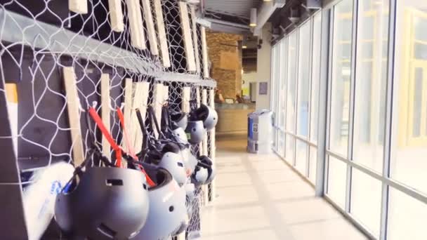 科罗拉多州 2018年9月4日 儿童登山头盔在当地科学博物馆的室内攀岩结构 — 图库视频影像