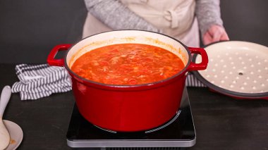 Adım adım. Türkiye'nin acılı emaye dökme demir pişirme koku bombası kaplı.