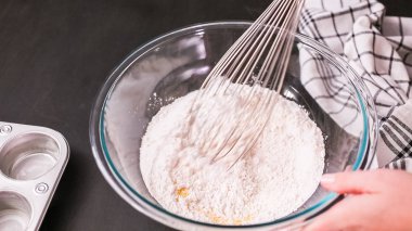 Adım adım. Metal kek teneke içinde Mısır ekmeği kek pişirme.