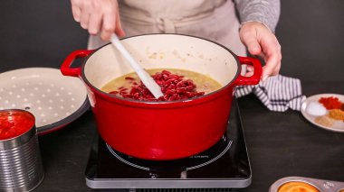Adım adım. Türkiye'nin acılı emaye dökme demir pişirme koku bombası kaplı.