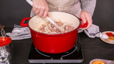 Adım adım. Türkiye'nin acılı emaye dökme demir pişirme koku bombası kaplı.