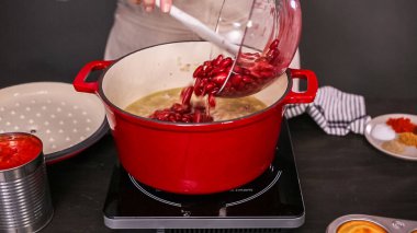 Adım adım. Türkiye'nin acılı emaye dökme demir pişirme koku bombası kaplı.