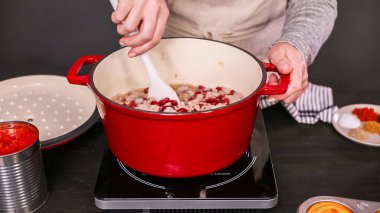 Adım adım. Türkiye'nin acılı emaye dökme demir pişirme koku bombası kaplı.