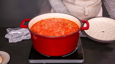 Adım adım. Türkiye'nin acılı emaye dökme demir pişirme koku bombası kaplı.