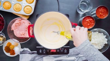 Adım adım. Üstten görünüm. Türkiye'nin acılı emaye dökme demir pişirme koku bombası kaplı.