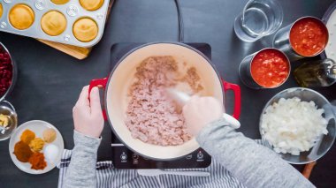 Adım adım. Üstten görünüm. Türkiye'nin acılı emaye dökme demir pişirme koku bombası kaplı.