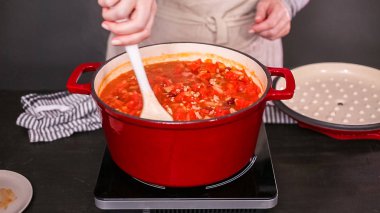 Adım adım. Türkiye'nin acılı emaye dökme demir pişirme koku bombası kaplı.