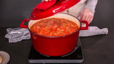 Adım adım. Türkiye'nin acılı emaye dökme demir pişirme koku bombası kaplı.
