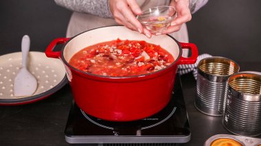 Adım adım. Türkiye'nin acılı emaye dökme demir pişirme koku bombası kaplı.