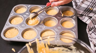 Adım adım. Metal muffin pan cornbread meyilli ile doldurma.