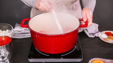 Adım adım. Türkiye'nin acılı emaye dökme demir pişirme koku bombası kaplı.