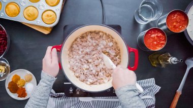 Adım adım. Üstten görünüm. Türkiye'nin acılı emaye dökme demir pişirme koku bombası kaplı.