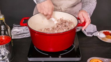 Adım adım. Türkiye'nin acılı emaye dökme demir pişirme koku bombası kaplı.