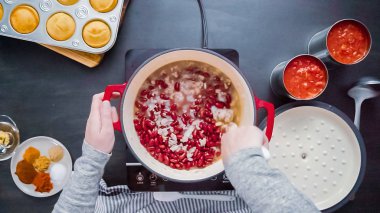 Adım adım. Üstten görünüm. Türkiye'nin acılı emaye dökme demir pişirme koku bombası kaplı.
