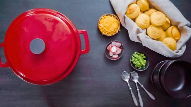 Adım adım. Üstten görünüm. Türkiye'nin acılı emaye dökme demir üzerinden hizmet veren koku bombası kaplı.