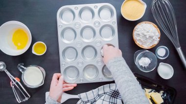 Adım adım. Mısır ekmeği kek pişirmeye metal kek pan yağ.