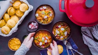 Adım adım. Türkiye'de biber yeşil soğan, turp ve siyah kase kaşar peyniri ile süslenmiş.