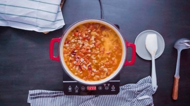 Adım adım. Türkiye'nin acılı emaye dökme demir karıştırarak koku bombası kaplı.