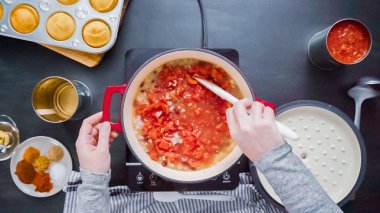Adım adım. Üstten görünüm. Türkiye'nin acılı emaye dökme demir pişirme koku bombası kaplı.