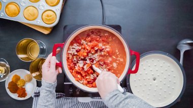 Adım adım. Üstten görünüm. Türkiye'nin acılı emaye dökme demir pişirme koku bombası kaplı.