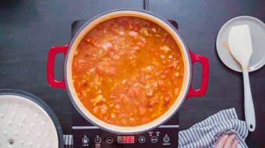 Adım adım. Üstten görünüm. Türkiye'nin acılı emaye dökme demir karıştırarak koku bombası kaplı.