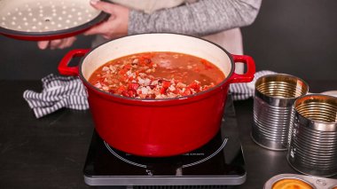 Adım adım. Türkiye'nin acılı emaye dökme demir pişirme koku bombası kaplı.