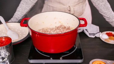 Adım adım. Türkiye'nin acılı emaye dökme demir pişirme koku bombası kaplı.