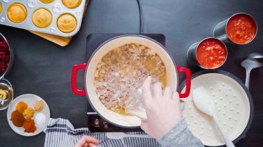 Adım adım. Üstten görünüm. Türkiye'nin acılı emaye dökme demir pişirme koku bombası kaplı.
