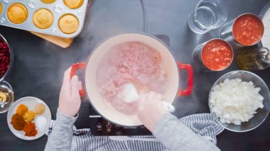 Adım adım. Üstten görünüm. Türkiye'nin acılı emaye dökme demir pişirme koku bombası kaplı.