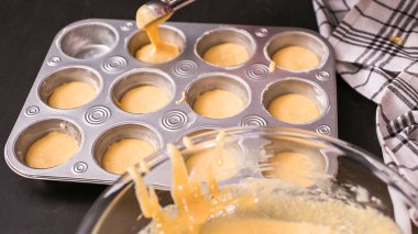 Adım adım. Metal muffin pan cornbread meyilli ile doldurma.