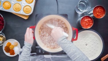 Adım adım. Üstten görünüm. Türkiye'nin acılı emaye dökme demir pişirme koku bombası kaplı.