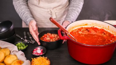 Adım adım. Türkiye'nin acılı emaye dökme demir üzerinden hizmet veren koku bombası kaplı.