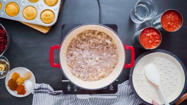 Adım adım. Üstten görünüm. Türkiye'nin acılı emaye dökme demir pişirme koku bombası kaplı.