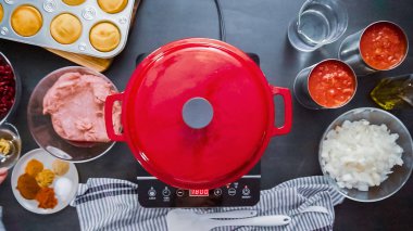 Adım adım. Üstten görünüm. Türkiye'nin acılı emaye dökme demir karıştırarak koku bombası kaplı.