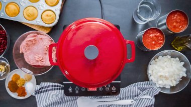 Adım adım. Üstten görünüm. Türkiye'nin acılı emaye dökme demir pişirme koku bombası kaplı.