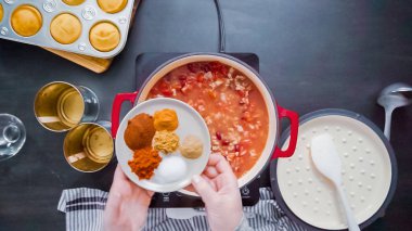 Adım adım. Üstten görünüm. Türkiye'nin acılı emaye dökme demir pişirme koku bombası kaplı.