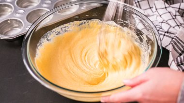 Adım adım. Metal kek teneke içinde Mısır ekmeği kek pişirme.