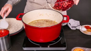Adım adım. Türkiye'nin acılı emaye dökme demir pişirme koku bombası kaplı.
