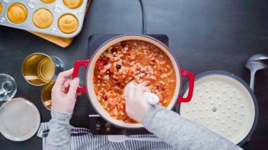 Adım adım. Üstten görünüm. Türkiye'nin acılı emaye dökme demir pişirme koku bombası kaplı.
