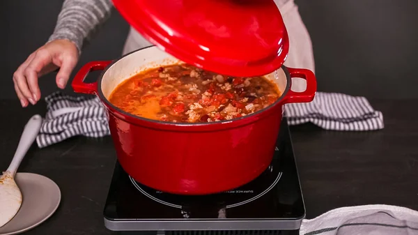 Stap Voor Stap Koken Van Turkije Chili Geëmailleerde Gietijzer Gedekt — Stockfoto