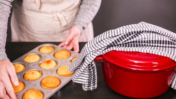 Βήμα Βήμα Αφαίρεση Φρέσκα Ψητά Cornbread Muffins Από Μέταλλο Muffin — Φωτογραφία Αρχείου