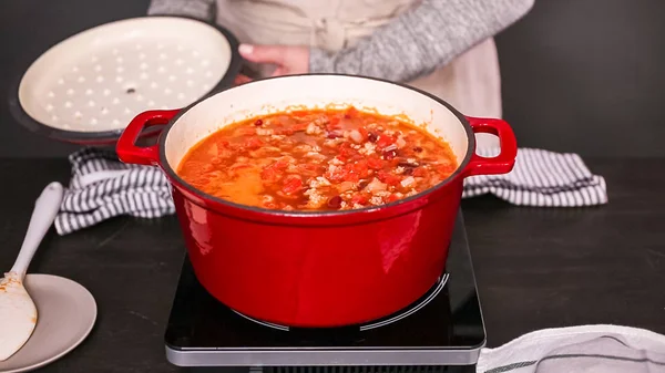 Paso Paso Cocinar Chile Pavo Horno Holandés Esmaltado Cubierto Hierro — Foto de Stock