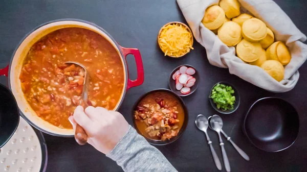 Steg För Steg Ovanifrån Som Serverar Turkiet Chili Från Emaljerad — Stockfoto