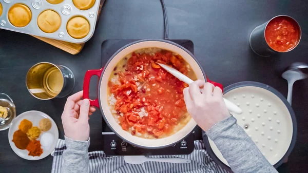 Adım adım. Üstten görünüm. Türkiye'nin acılı emaye dökme demir pişirme koku bombası kaplı.