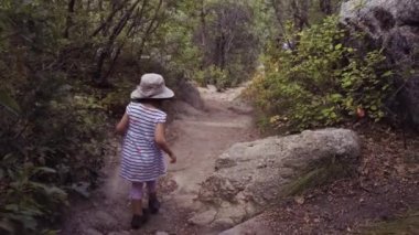 Küçük kızın ailesi ile sonbaharda Castlewood Kanyon devlet parkı hiking.