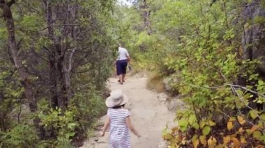 Küçük kızın ailesi ile sonbaharda Castlewood Kanyon devlet parkı hiking.