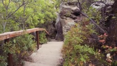 Ağır çekim. Işıkları ile yerel Bilim Müzesi'nde oynayan küçük kız