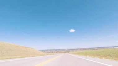 Denver, Colorado, ABD-Eylül 8, 2018 - Denver, Colorado güneyinde kırsal alanda döşeli yolda sürüş.