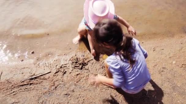 Cámara Lenta Niñas Jugando Una Pequeña Playa Parque Estatal Chatfield — Vídeo de stock